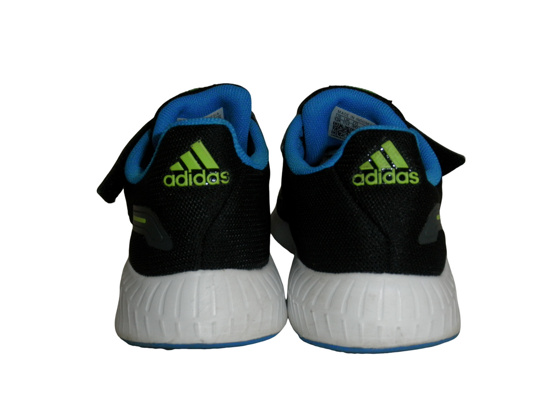 adidas、アディダス　スニーカー　シューズ