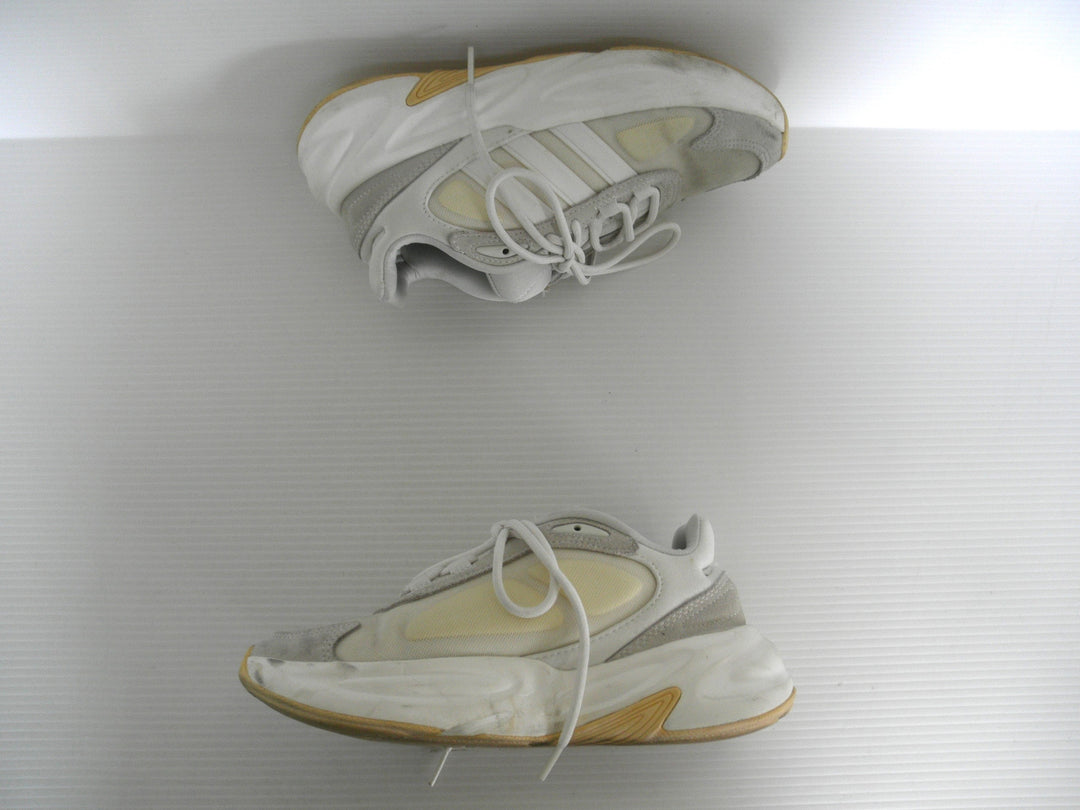 adidas アディダス　スニーカー　シューズ