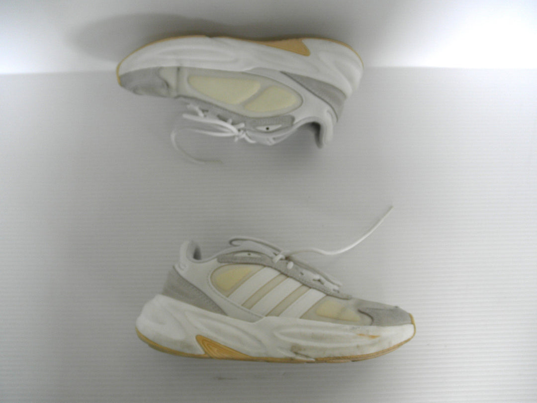 adidas アディダス　スニーカー　シューズ