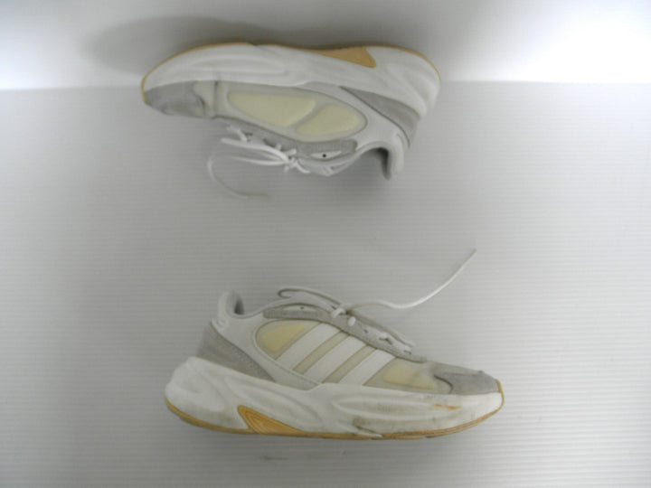 adidas アディダス　スニーカー　シューズ