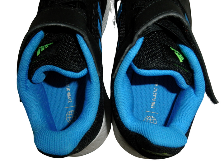 adidas、アディダス　スニーカー　シューズ