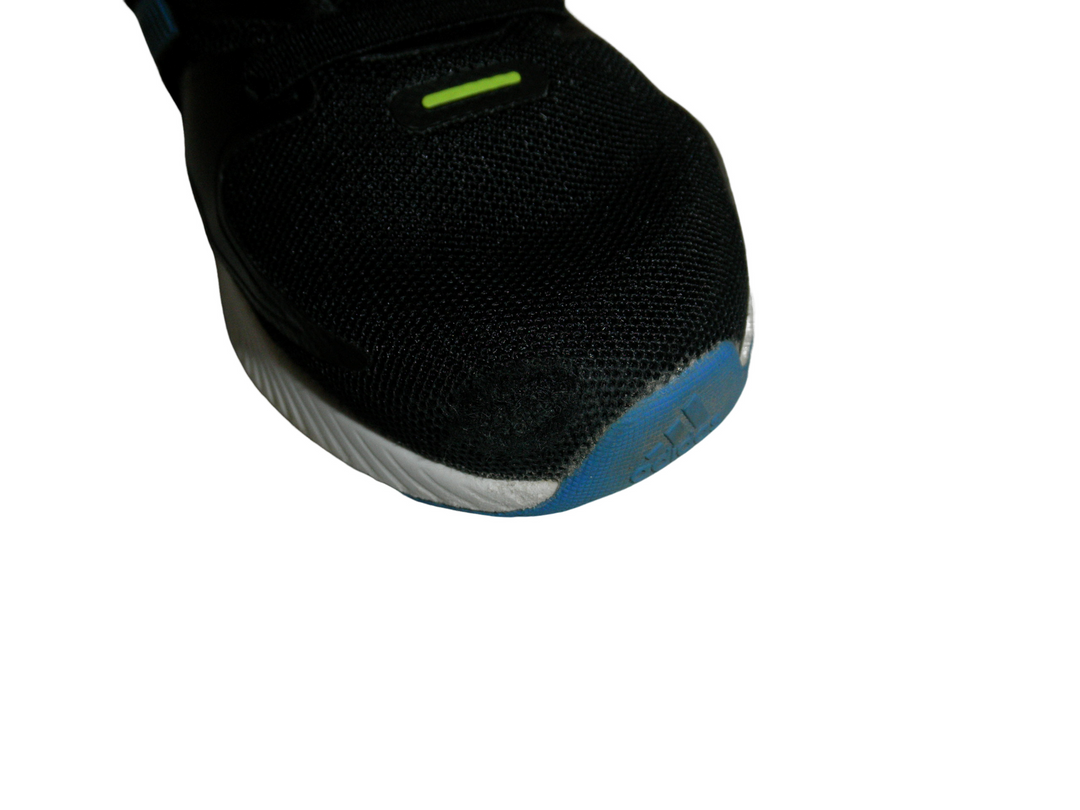 adidas、アディダス　スニーカー　シューズ