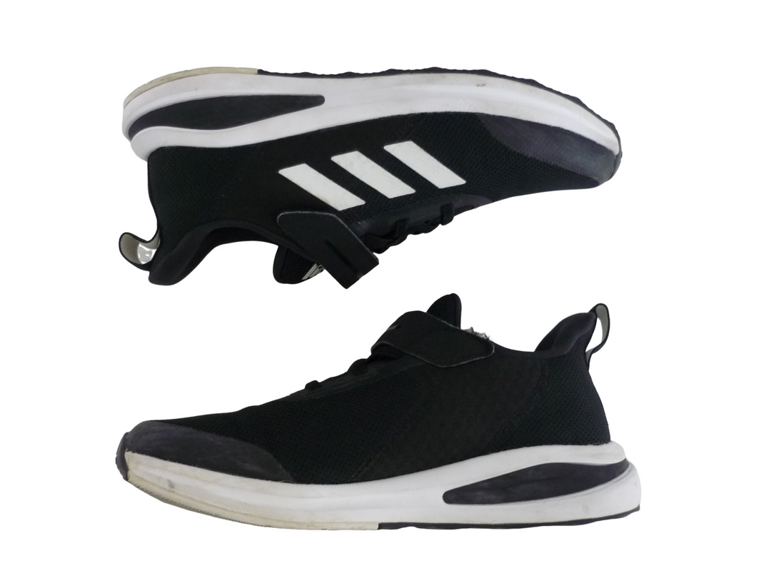 adidas アディダス　スニーカー　シューズ