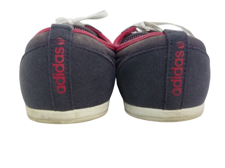 adidas アディダス　スニーカー　シューズ