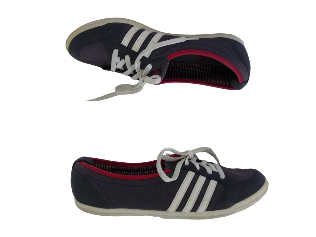 adidas アディダス　スニーカー　シューズ